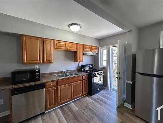 3 bed, $2,500 — Photo 2