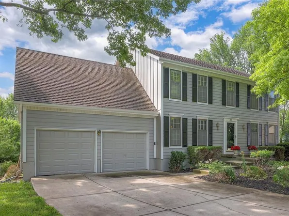 324 N Persimmon Dr, Olathe, KS 66061