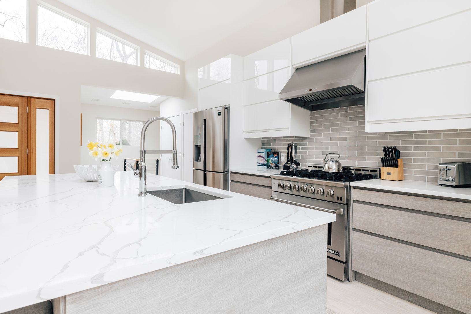 Gourmet kitchen with professional gas range,commercial hood