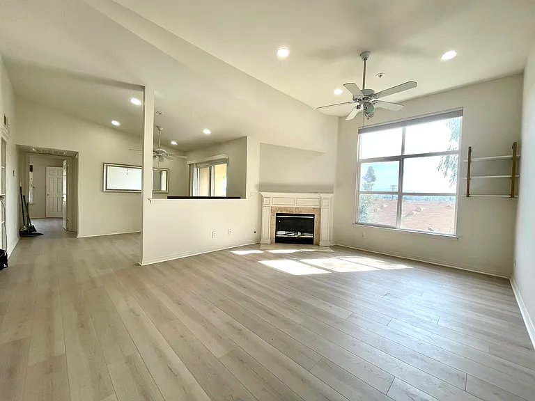 100 N River Cir N #304 — Photo 2