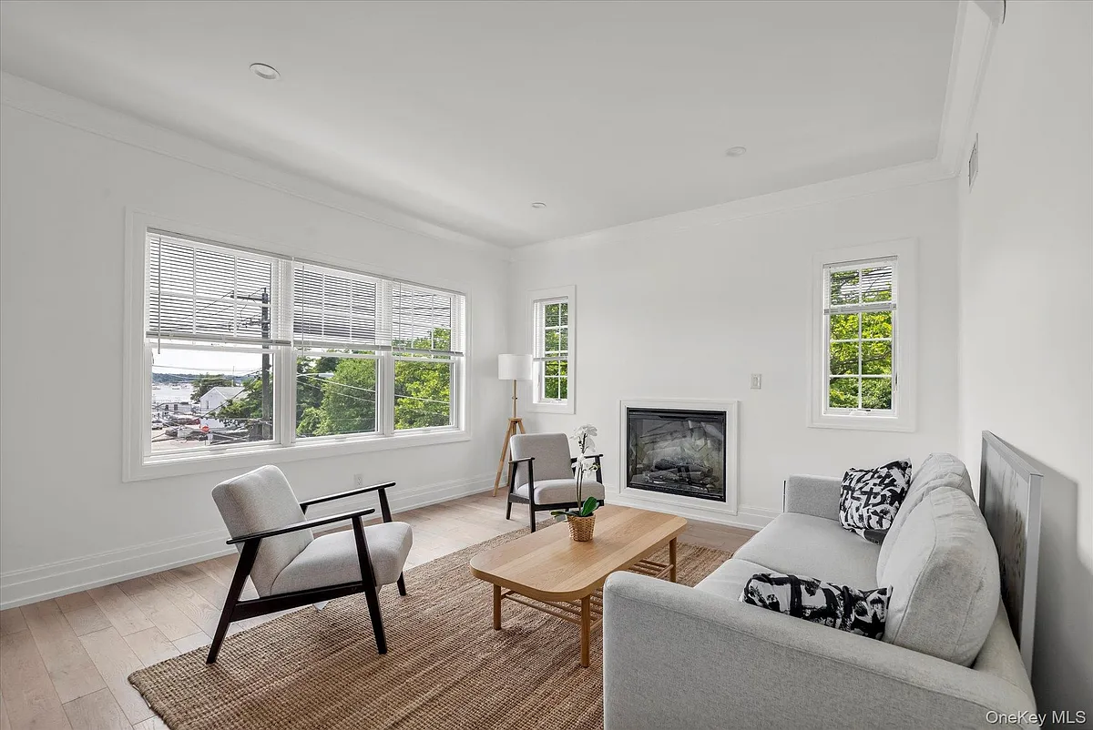 Spacious Living room - 20 Secatoag Ave #1A