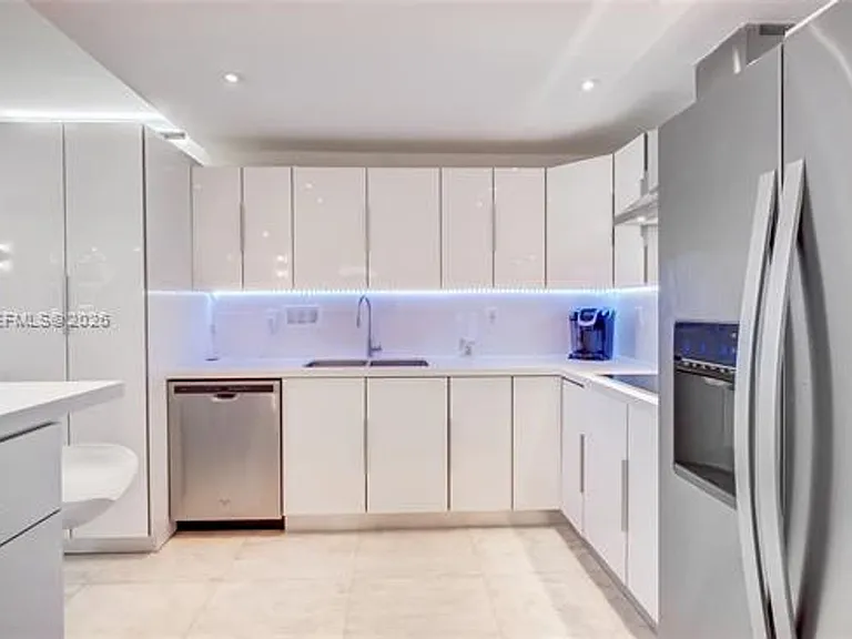 2301 Collins Avenue Cu #439 — Photo 13