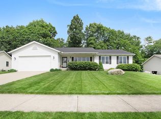 5944 Grand Oaks Dr NE, Comstock Park, MI 49321