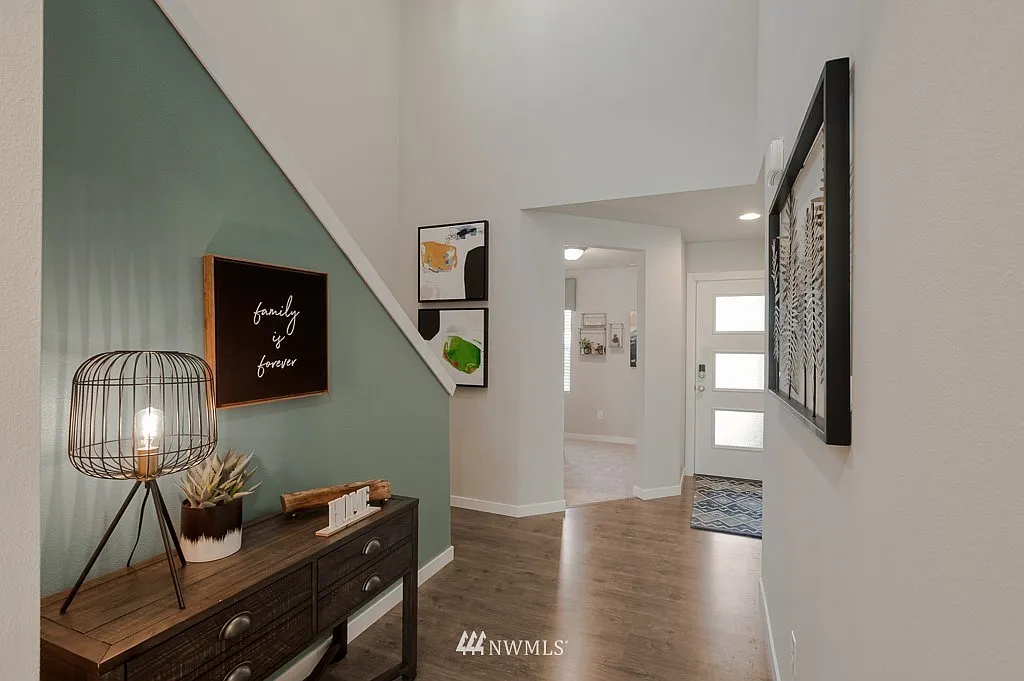 4 bed, 2.5 bath, 1900 sqft, $3,599 — Photo 2