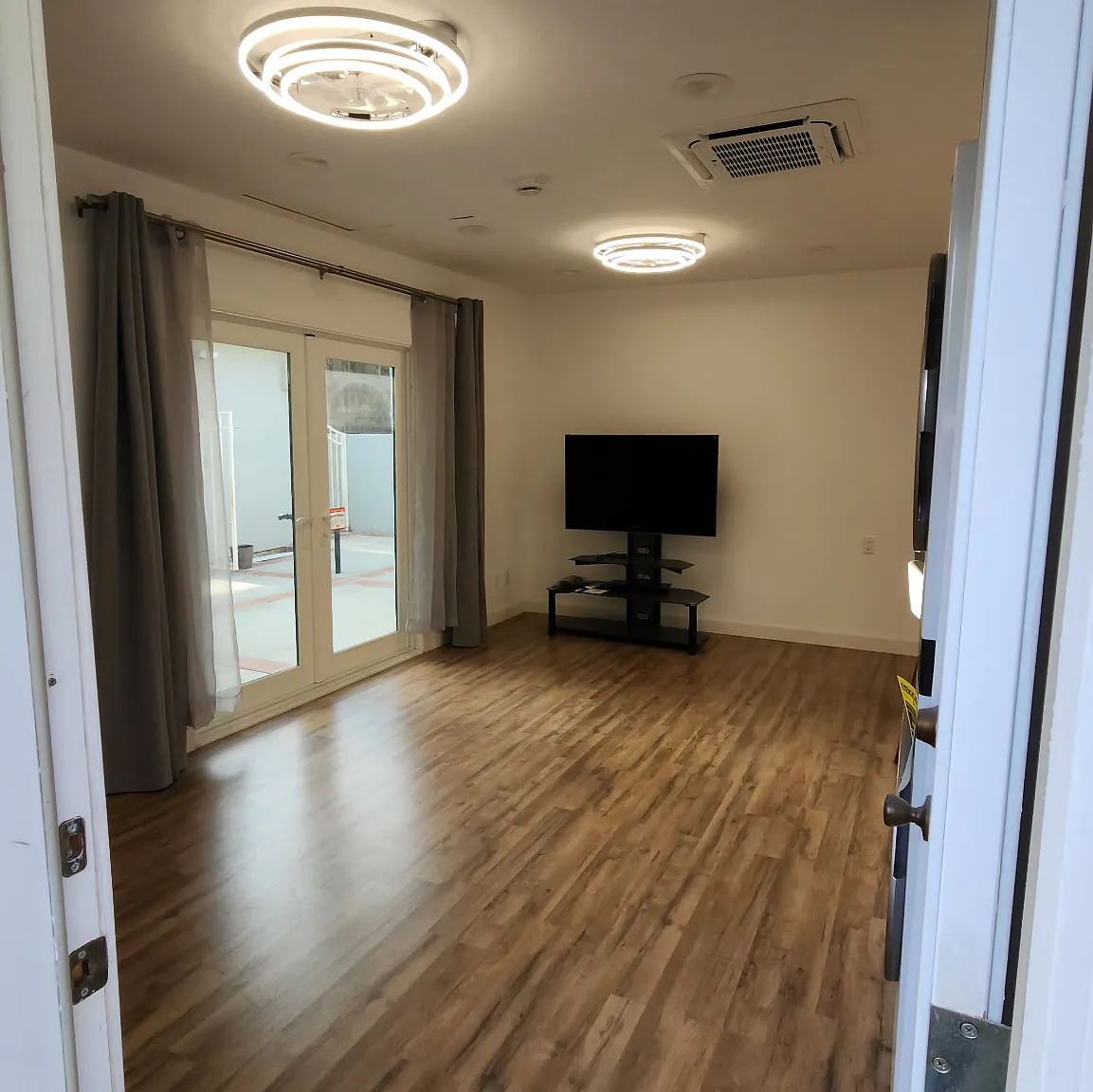 Studio, 550 sqft, $2,500 — Photo 3