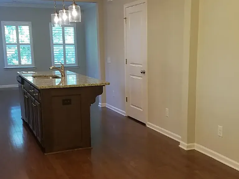215 Bennett Ln — Photo 3