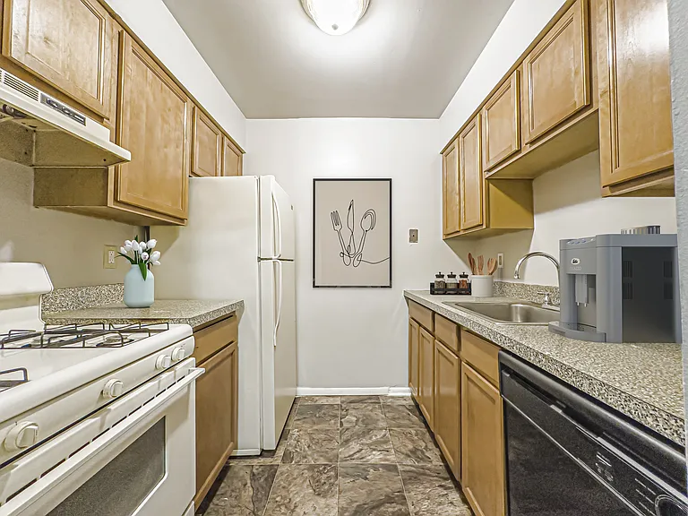 Creekside Apartments — Photo 7