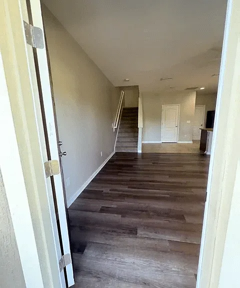 2755 Hollybrook Ln — Photo 3