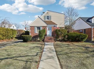 34 Yale Blvd, New Hyde Park, NY 11040
