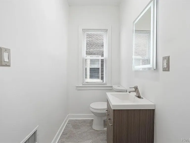 725 Lakewood St — Photo 9