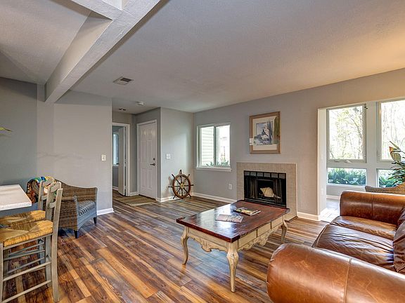 5th image of 264 Alexandra Dr Unit 9