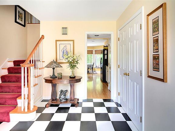 4th image of 10 Fenway Dr