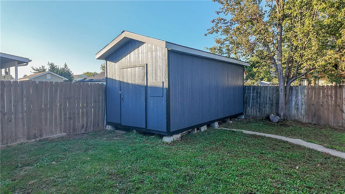 4 bed, 2.5 bath, 2285 sqft, $2,200 — Photo 4