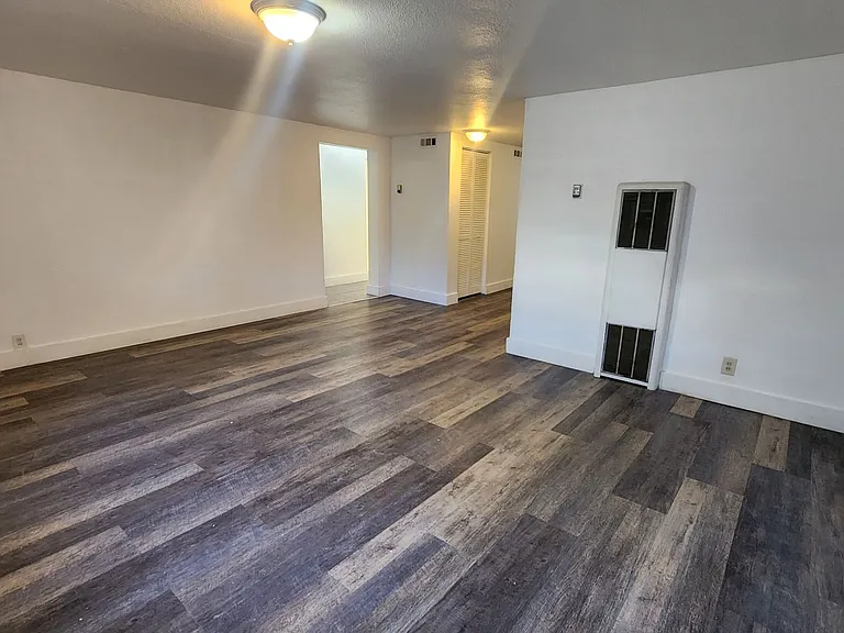111 E Plum St — Photo 24