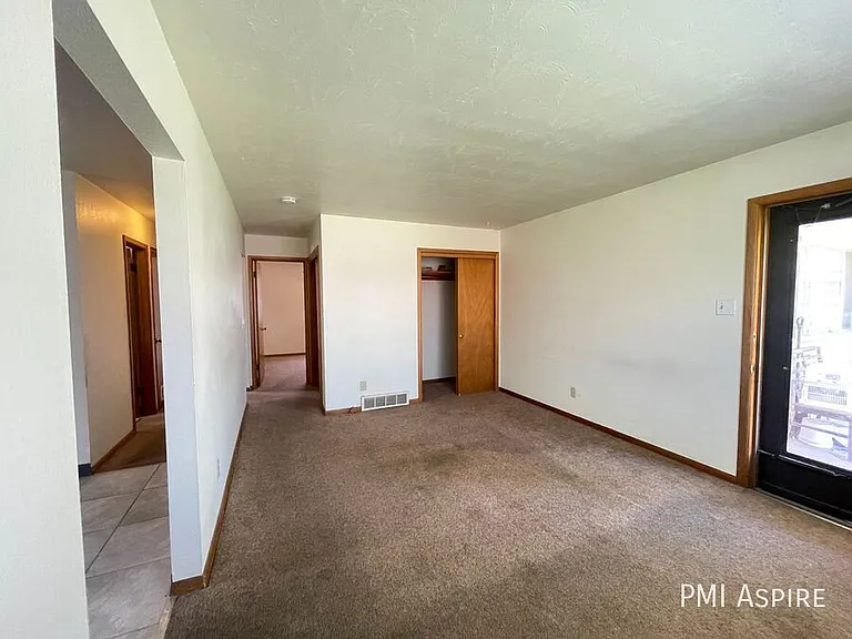121 Valentine Ln — Photo 3