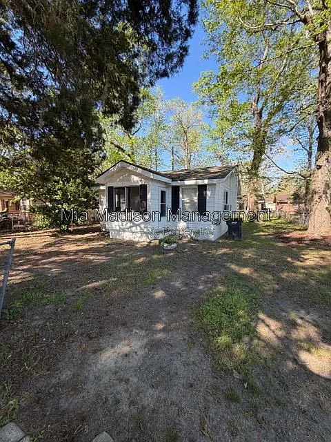 2 bed, 1.0 bath, 729 sqft, $1,200 — Photo 1