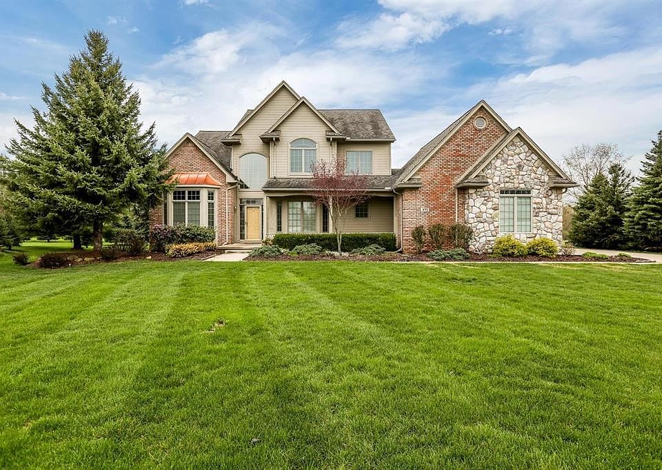 1st image of 471 Hunters Crest Dr
