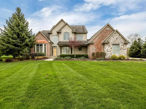 471 Hunters Crest Dr, Saline, MI 48176
