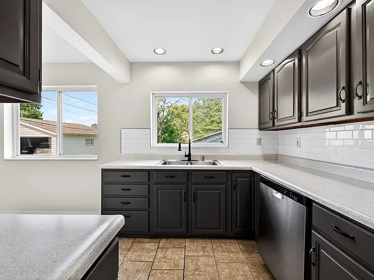 3945 Crosby Dr — Photo 3