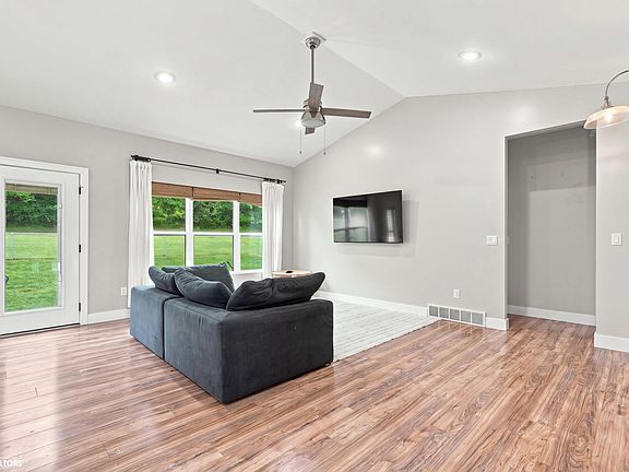 4th image of 14 Green Oak Ct