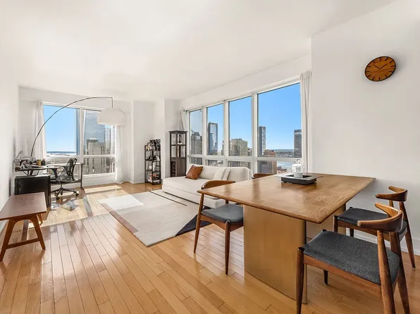 350 W 42nd St APT 37H, New York, NY 10036