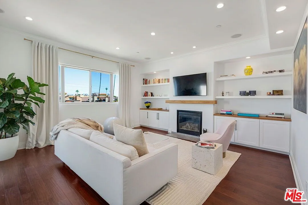 Building Photo - 1316 Amherst Ave #402