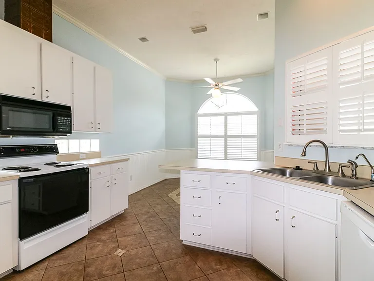 6202 NW 36th Dr — Photo 5
