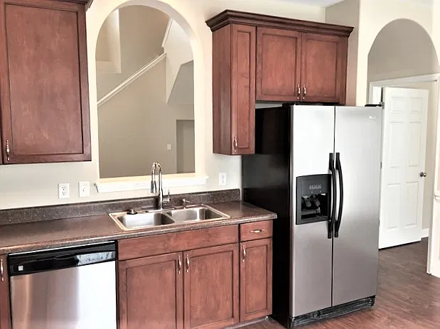 4 bed, 2.5 bath, 1921 sqft, $2,385 — Photo 3