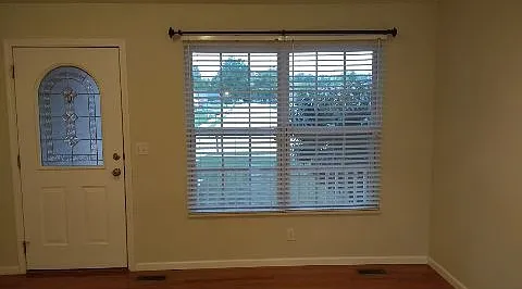 3 bed, 2200 sqft, $1,800 — Photo 2