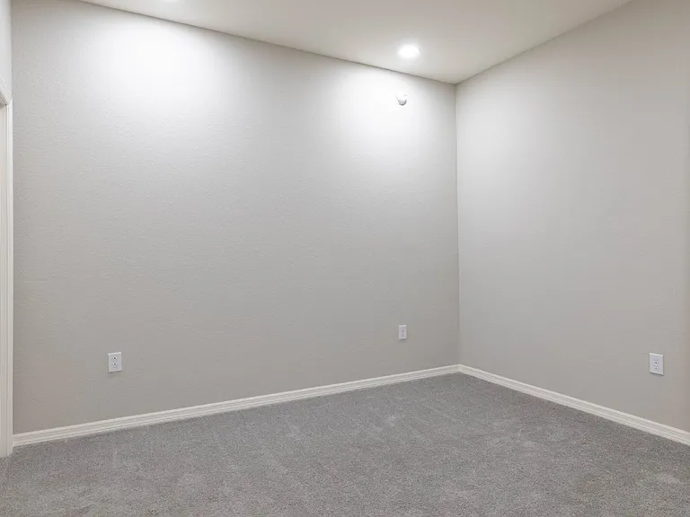 1069 Montgomery Ln — Photo 30