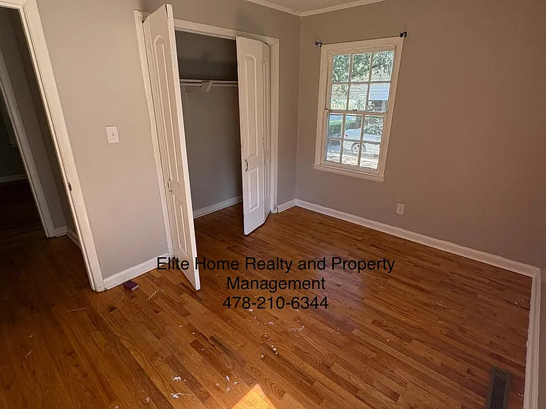 4322 Fairfax Dr — Photo 8