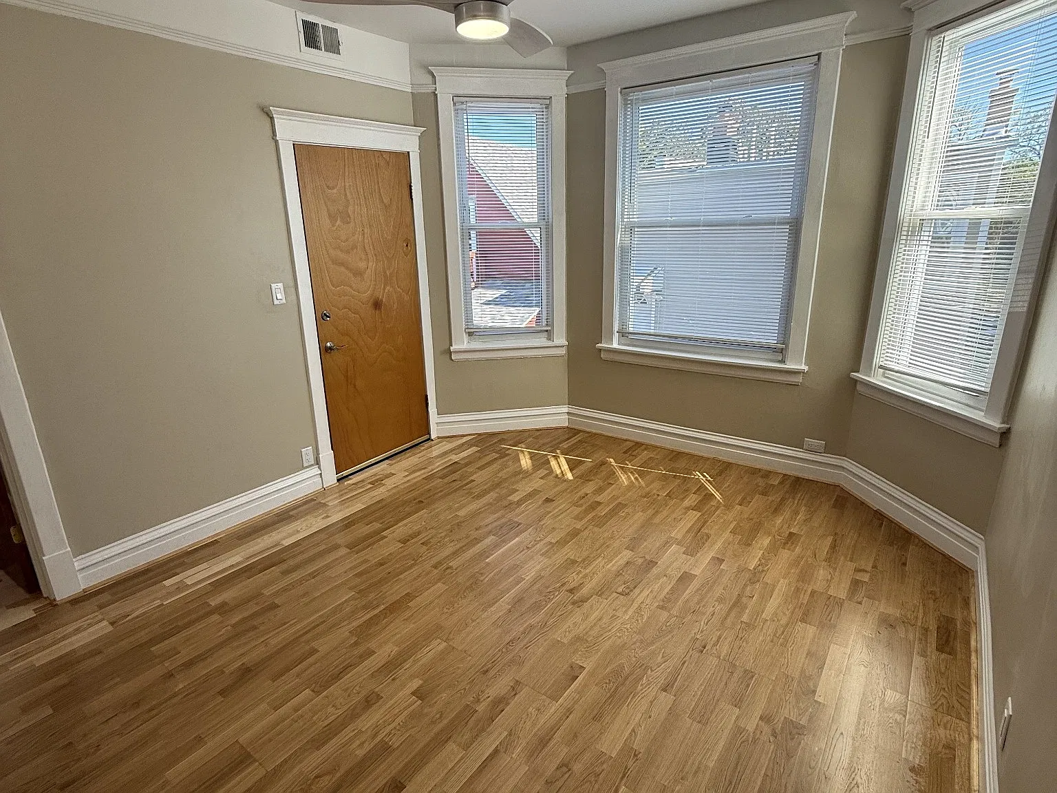 2 bed, 900 sqft, $2,200 — Photo 3