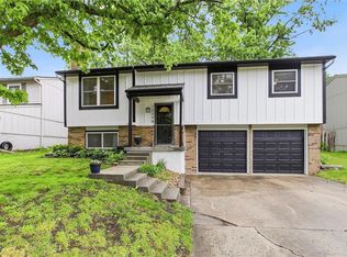 12504 S Summertree Ln, Olathe, KS 66062