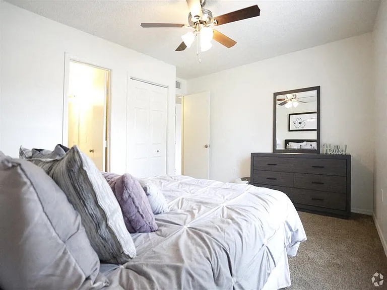 Devonshire Apartments — Photo 19