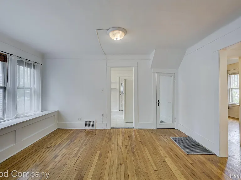 243 W Webster St — Photo 10