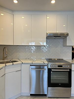 2nd image of 21-06 Hoyt Ave S #1