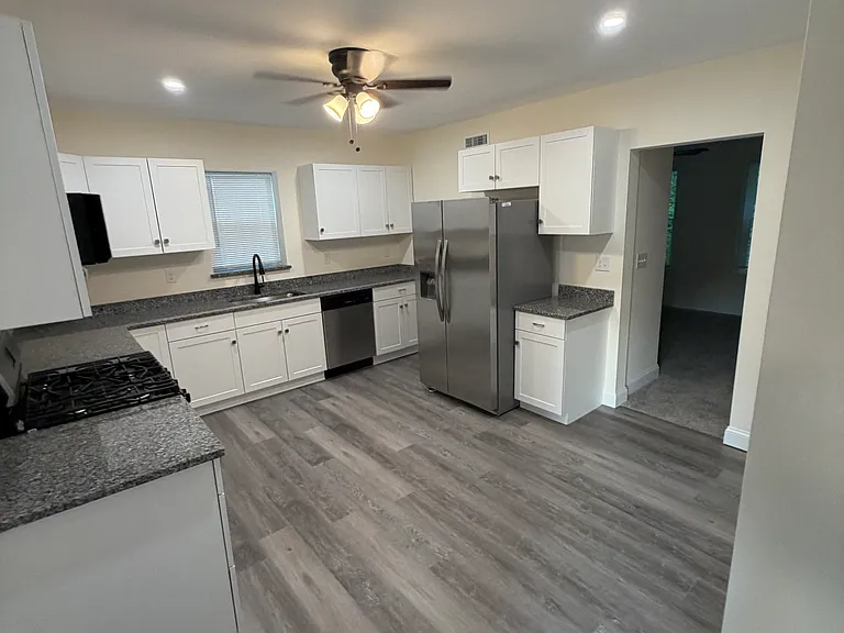 7 Oak St #1 — Photo 1