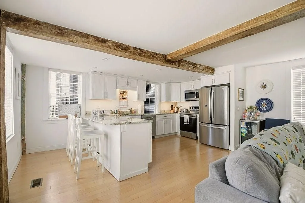 4 bed, 3.0 bath, 2200 sqft, $4,000 — Photo 4