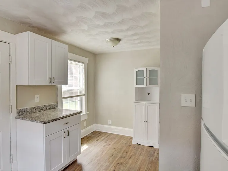 1135 Jackson Ave — Photo 11
