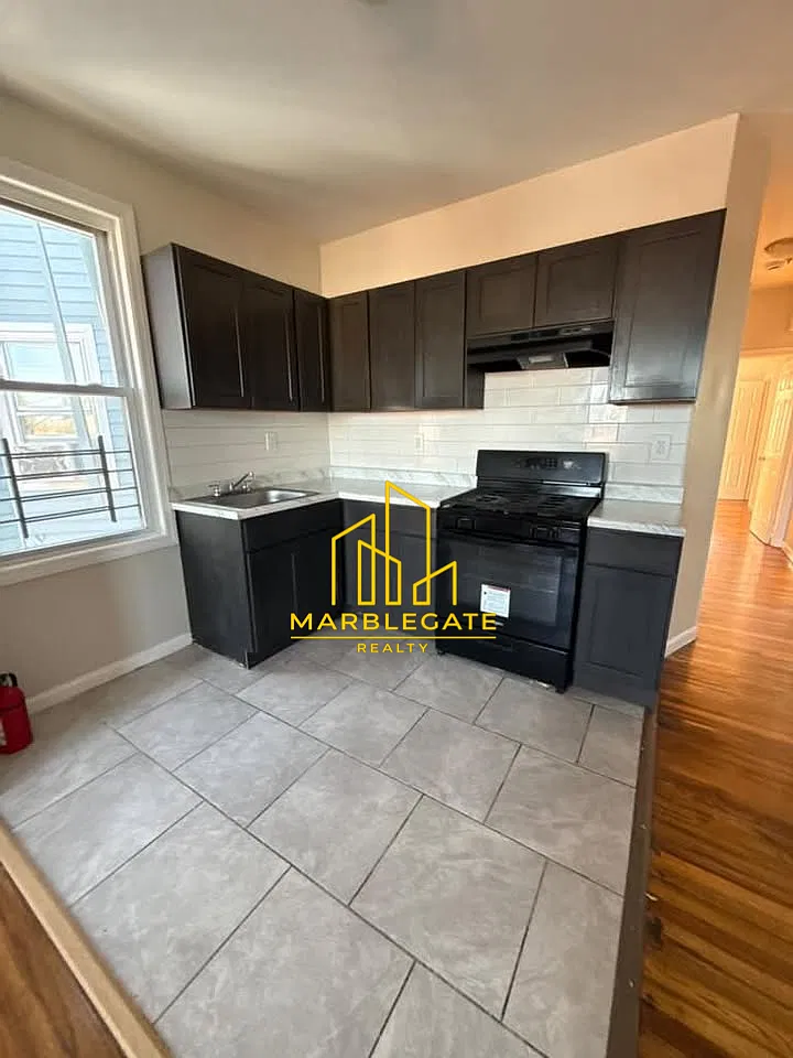 3 bed, 1.5 bath, 1050 sqft, $1,995 — Photo 2