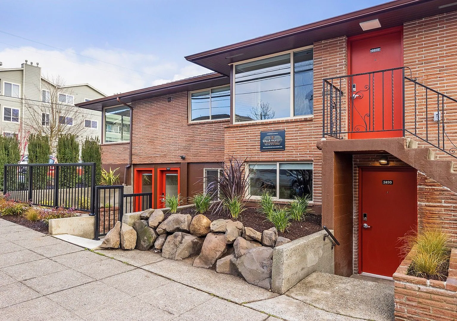 Seattle 3-Bedroom Apartment | Hardwood Floors, In-Unit Washer/Dryer & Heated Bathroom Floors| 21 ... — Photo 3