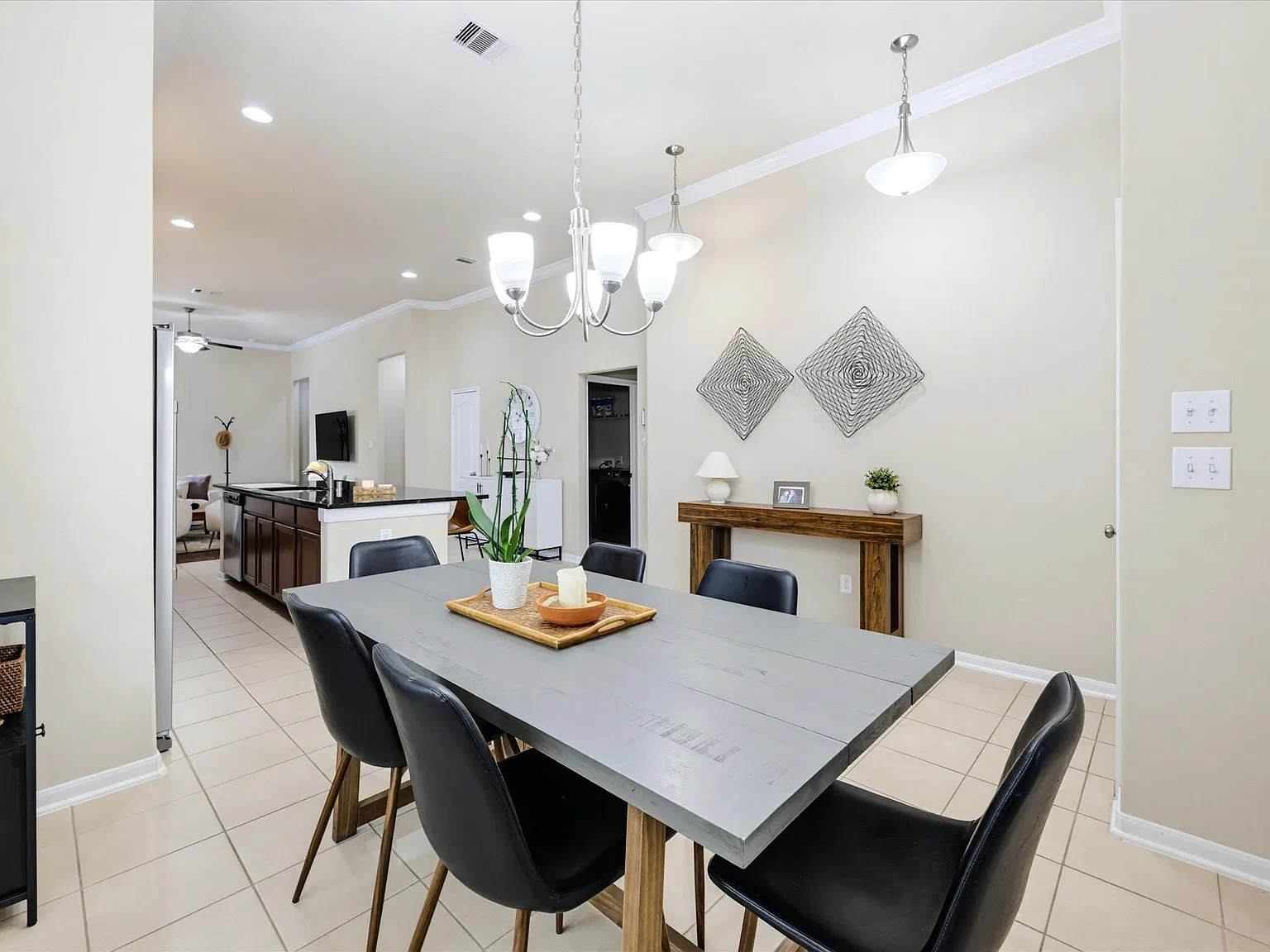 4 bed, 2.0 bath, 1840 sqft, $2,150 — Photo 3