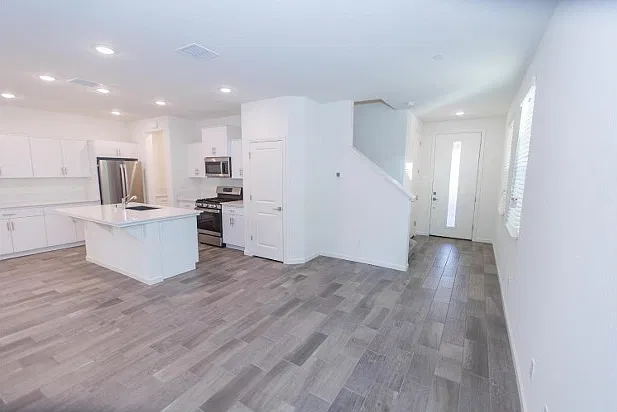 3 bed, 1652 sqft, $2,450 — Photo 3