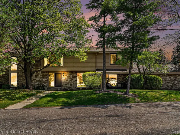 7346 Creek View Ct, West Bloomfield, MI 48322