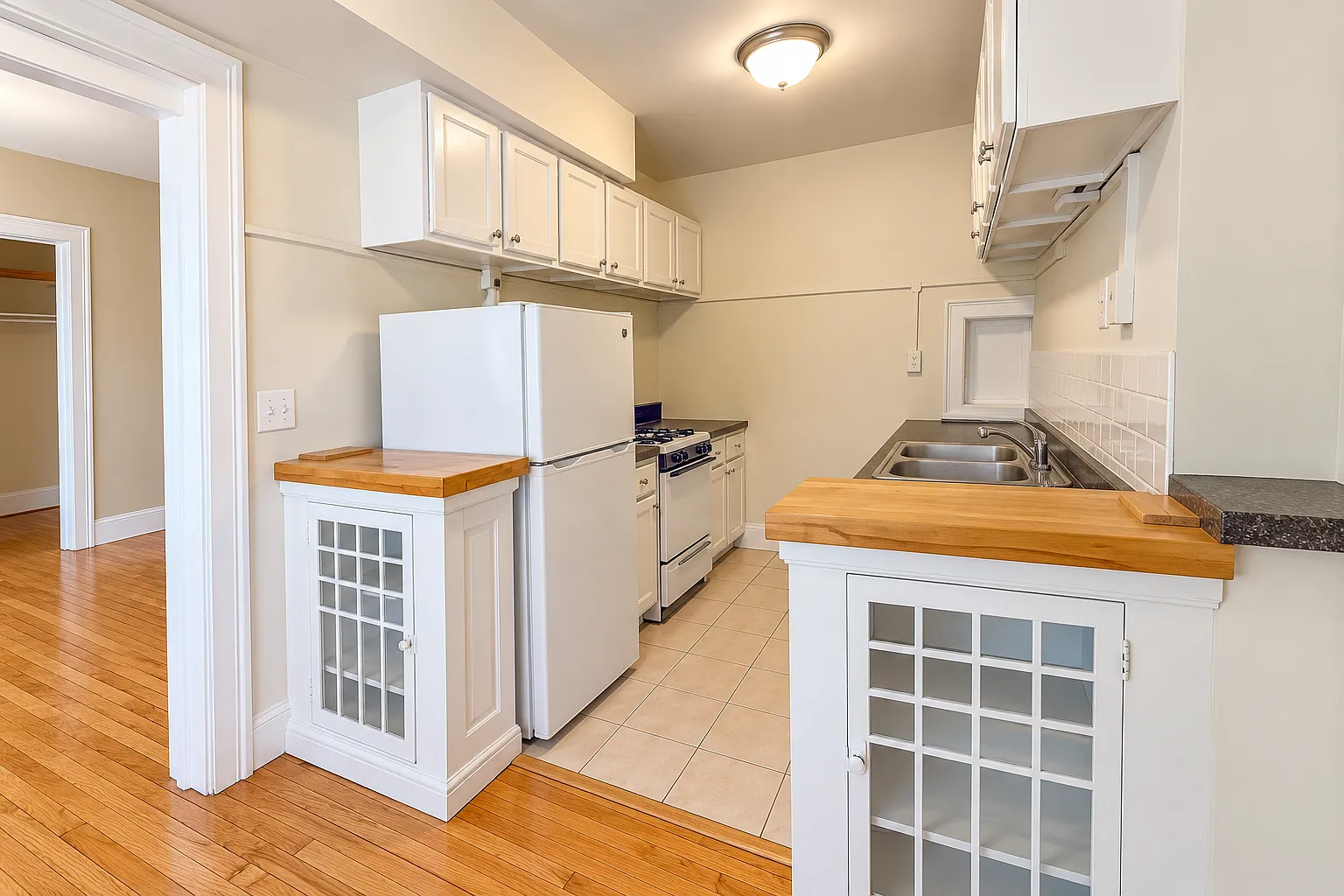 Studio, $949 — Photo 3