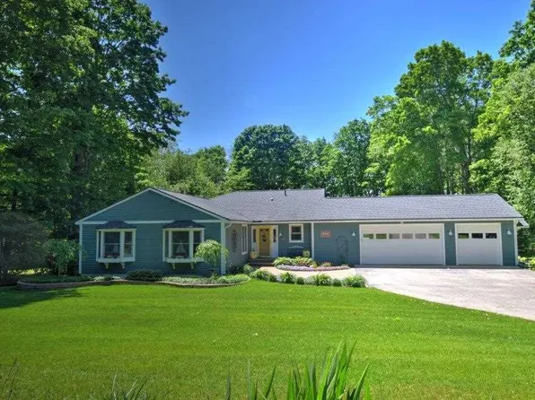 894 Woodview Dr, Harbor Springs, MI 49740