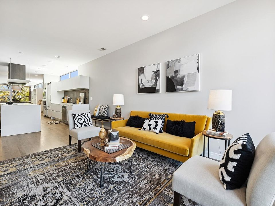 1st image of 2910 N Sheffield Ave #300