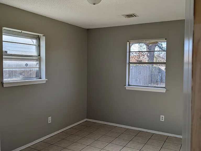 941 N Bradley Ave — Photo 18