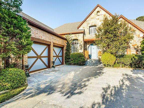 2nd image of 18 Wooded Gate Dr