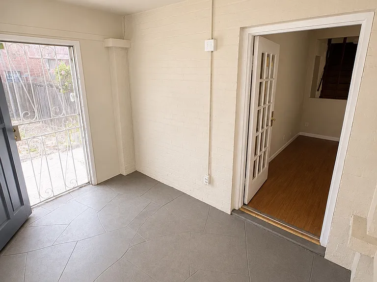 2850 Myers St — Photo 2